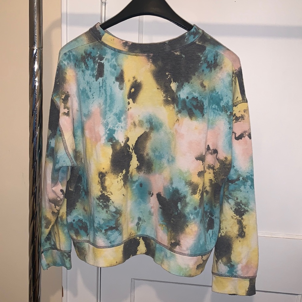 Crew neck long sleeve,very soft,cozy.